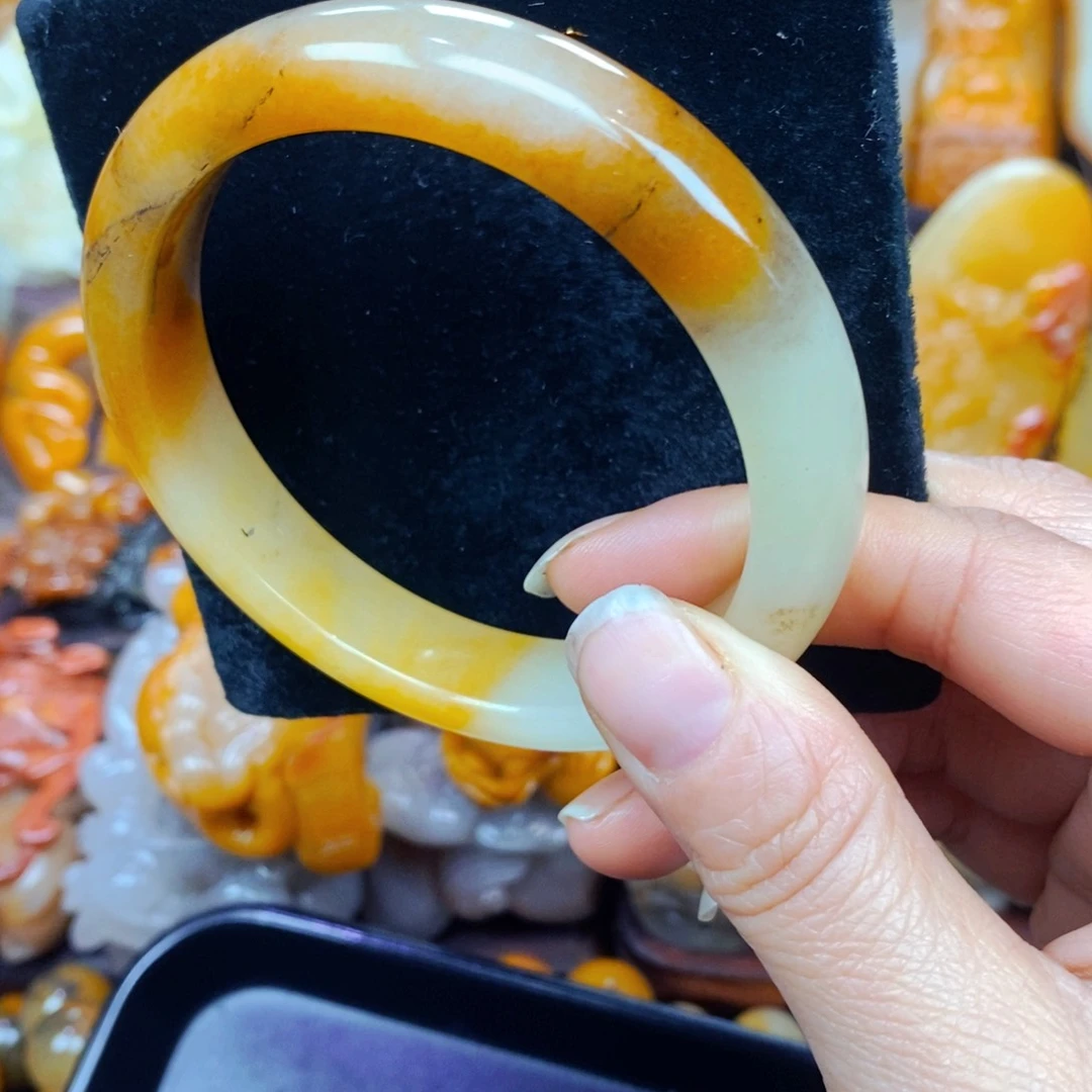 未镶嵌石英质玉（黄龙玉）颈饰