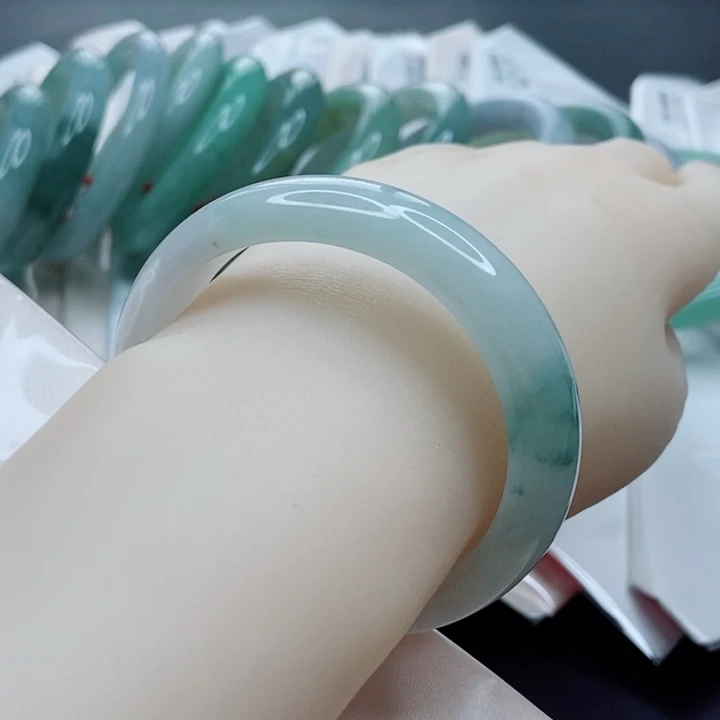 翡翠手镯（贵妃镯）未镶嵌