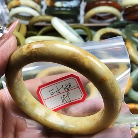 蛇纹石玉手镯未镶嵌三*姐