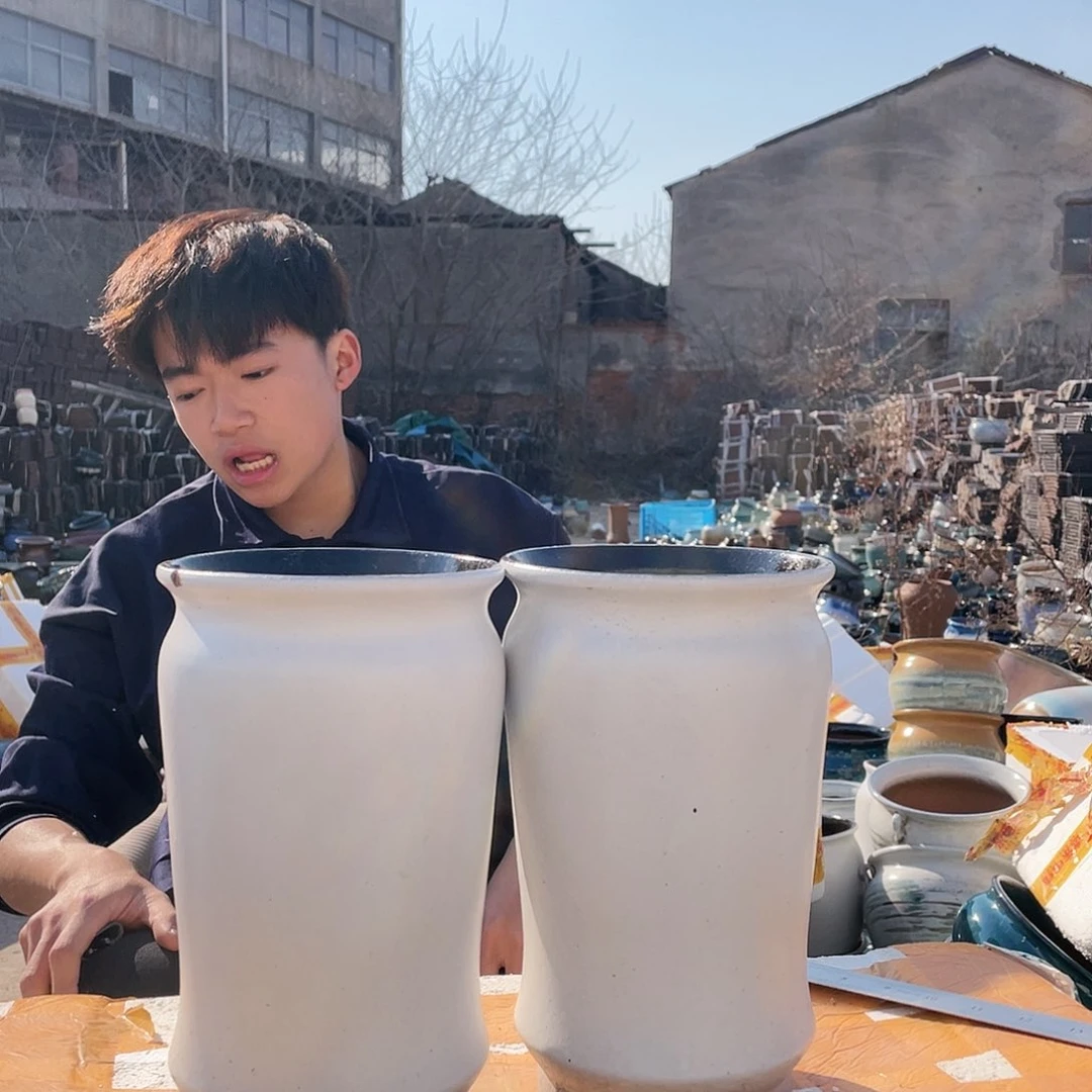 宜兴紫砂粗陶。宜兴