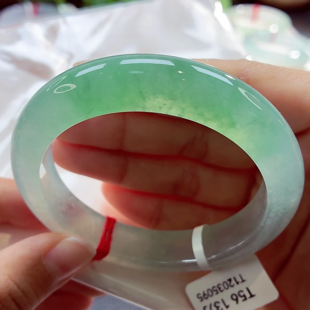 翡翠未镶嵌手镯半山水68-3