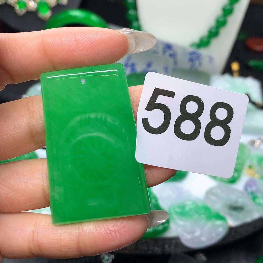 翡翠吊坠(赠链)未镶嵌