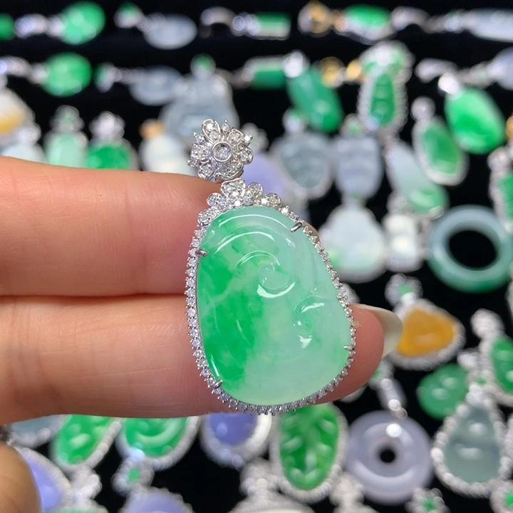 翡翠18K金镶嵌颈饰吊坠