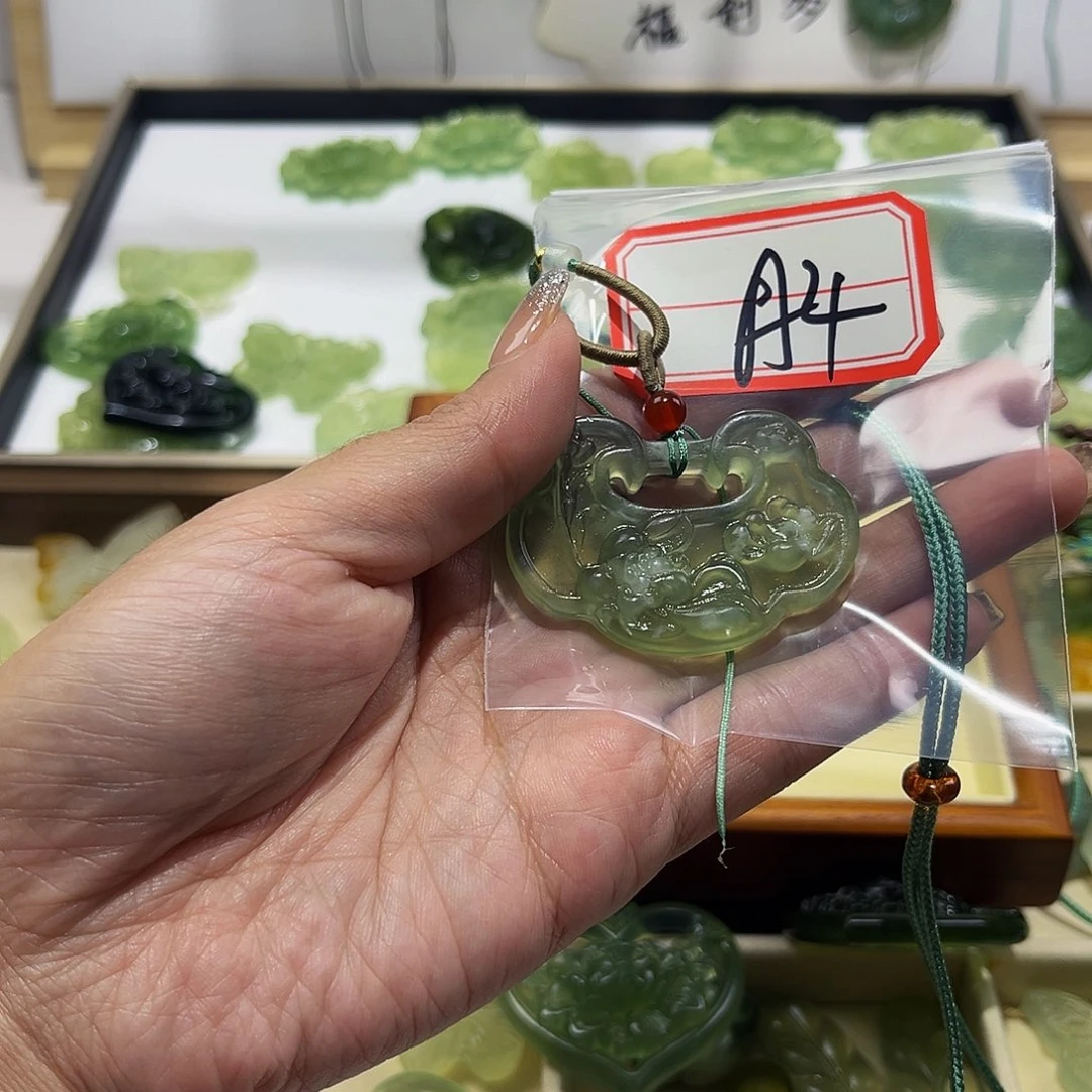 改***）未镶嵌蛇纹石玉挂件