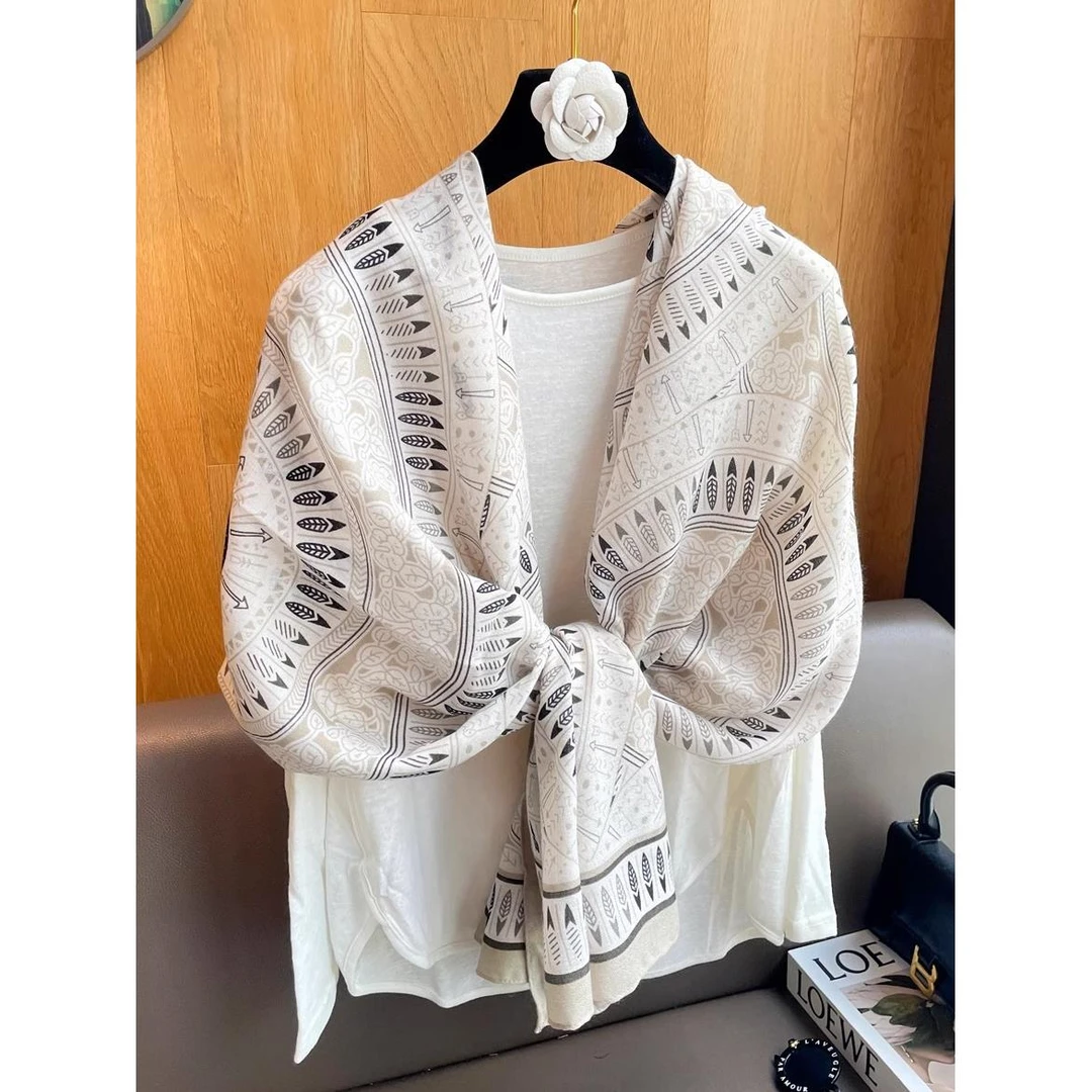 Miss Silas搭新款简约素雅文艺印花休闲春秋保暖撞色出游纱巾手感