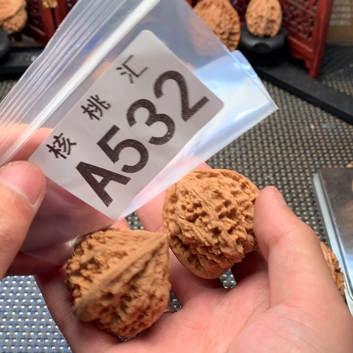 文玩核桃吊坠牡丹纹