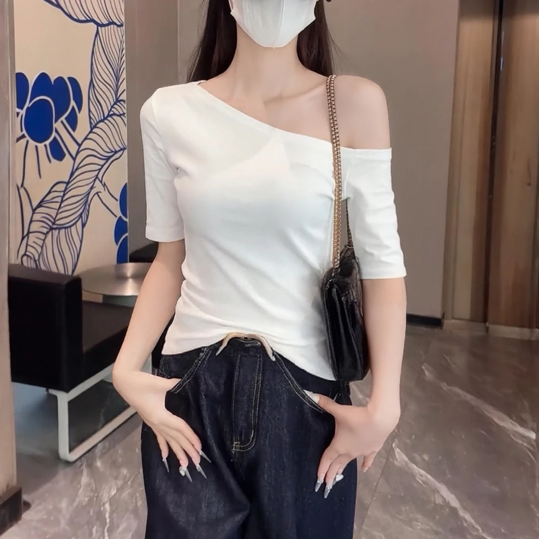 黑色斜肩中袖T恤女外穿设计感五分袖内搭打底一字领露肩半袖上衣