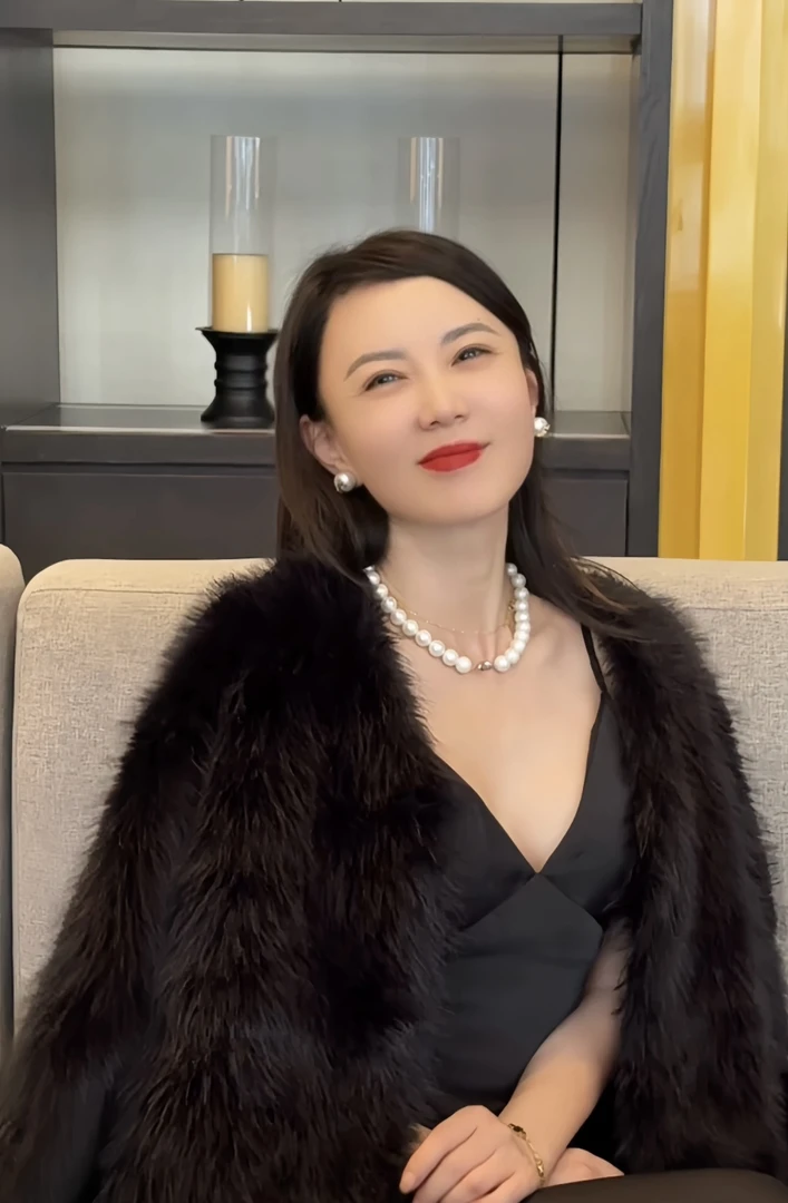 毛毛外套女2025冬季新款时尚韩版年轻短款轻奢气质显瘦加厚大衣