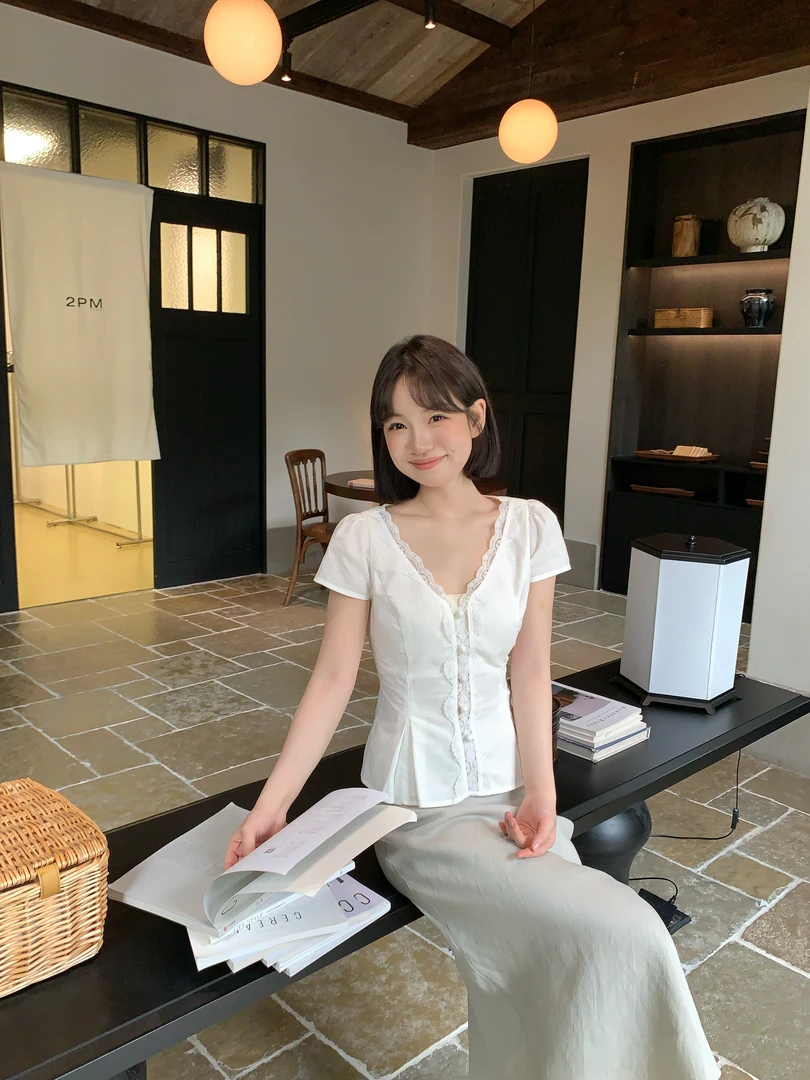 板栗西西【白玫奶芙】夏法式气质设计拼接蕾丝收腰显瘦短袖上衣