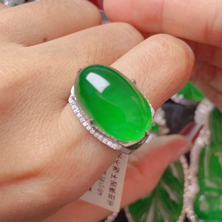 翡翠颈饰18K金镶嵌18。