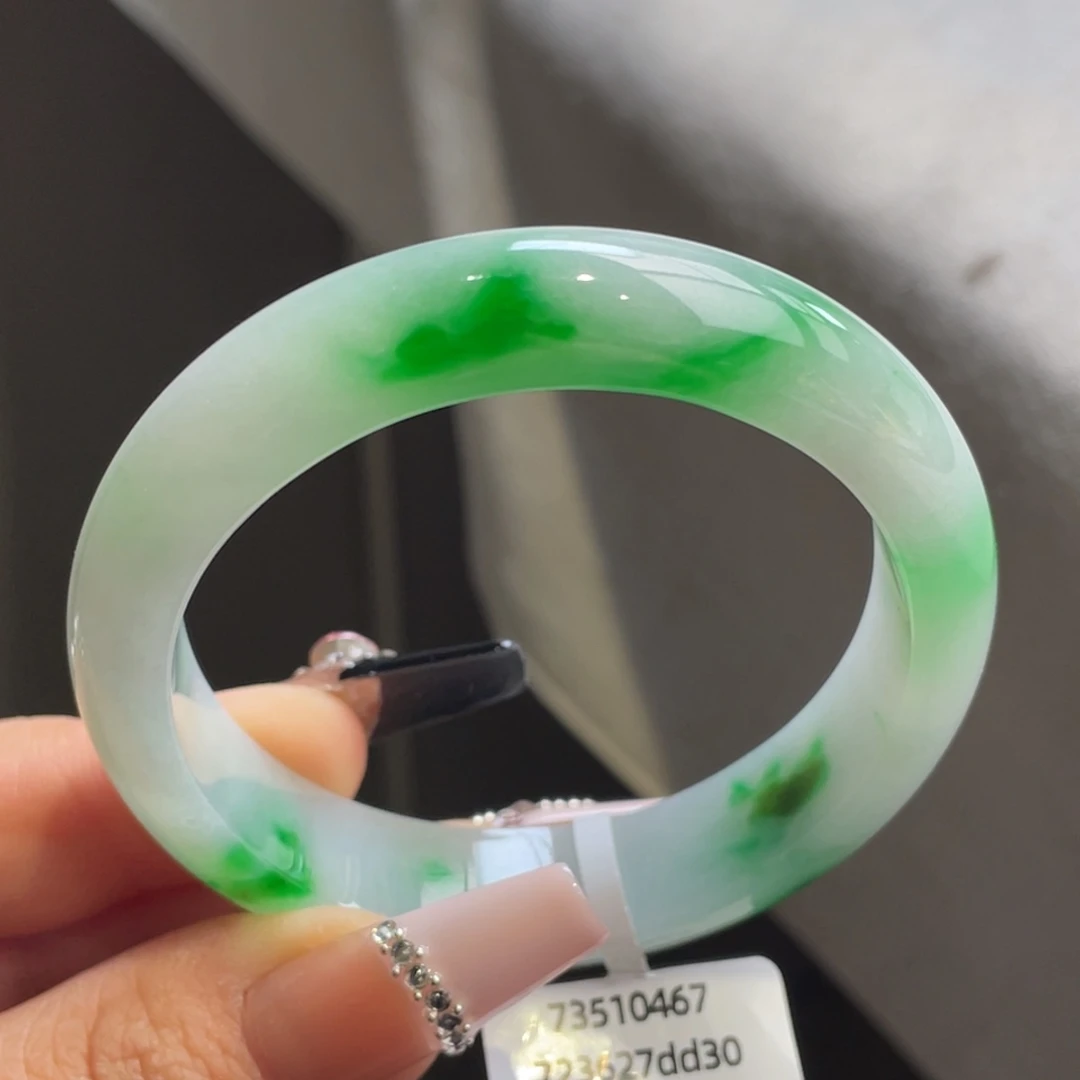 翡翠未镶嵌手镯白底飘辣阳绿正圈手镯