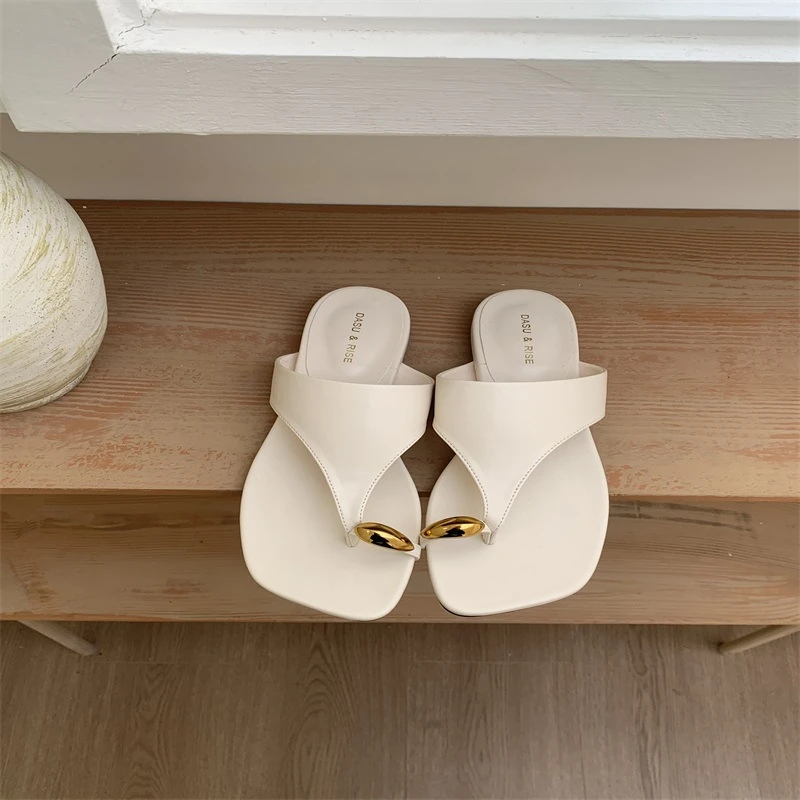 小众高级感金属扣套趾人字拖鞋女夏网红百搭软底罗凉拖鞋