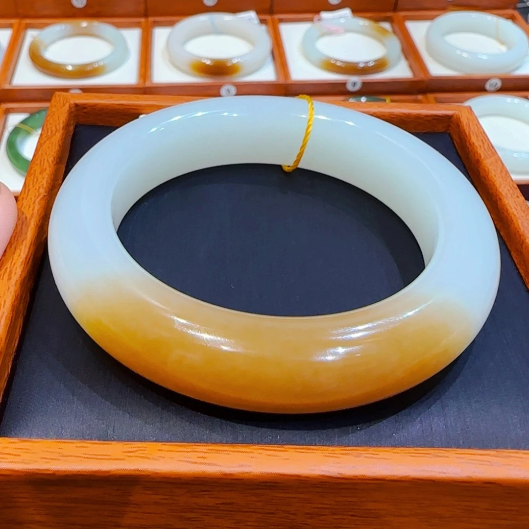 和田玉未镶嵌手镯