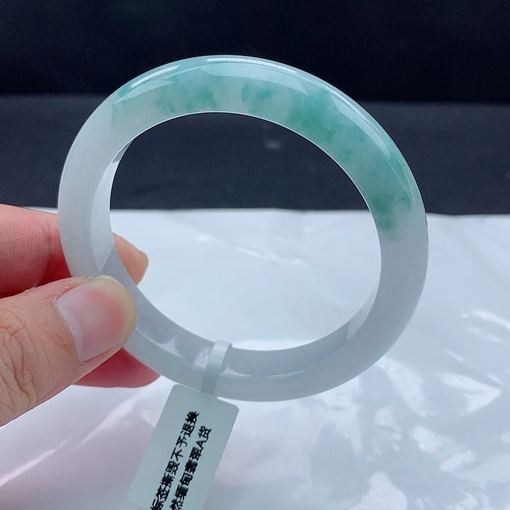 翡翠手镯未镶嵌56飘花