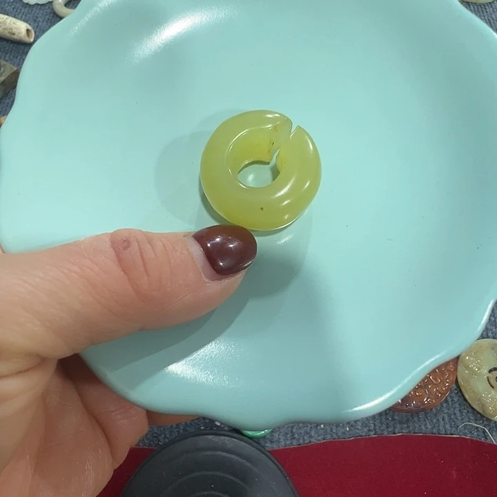 透闪石质玉未镶嵌挂件