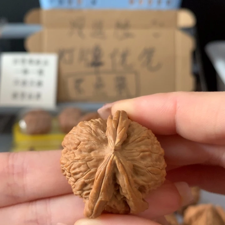 o***哥吊坠文玩核桃异形单只，有瑕疵