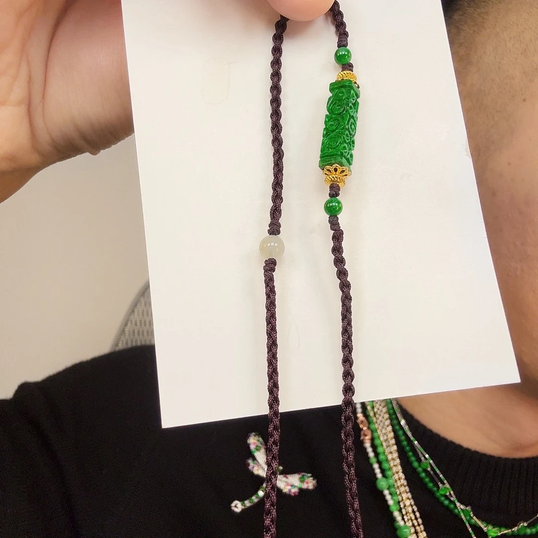 翡翠未镶嵌颈饰一件