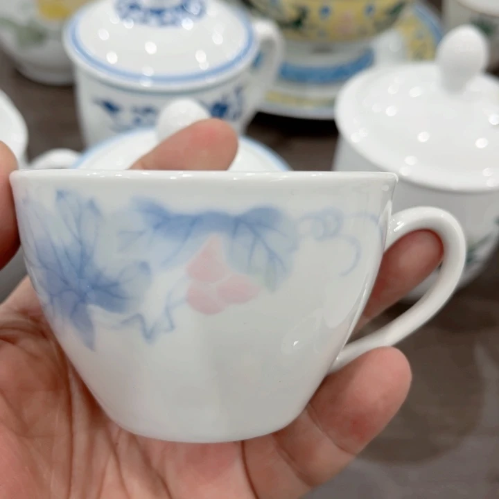 杯釉下五彩的瓷器和瓷器