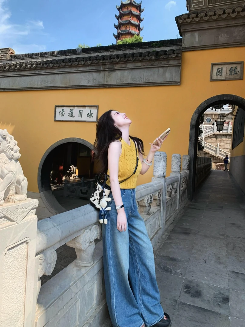 2025新款韩版洋气甜辣小心机露背针织背心上衣女搭配牛仔裤两件套