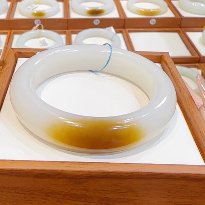 雾***你和田玉未镶嵌手镯