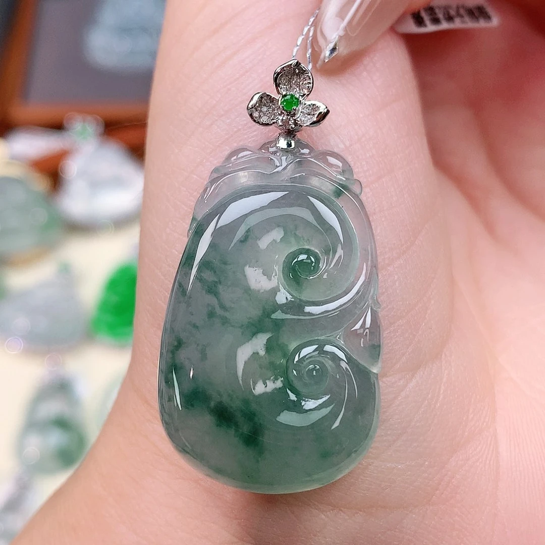 颈饰18K金镶嵌翡翠如意