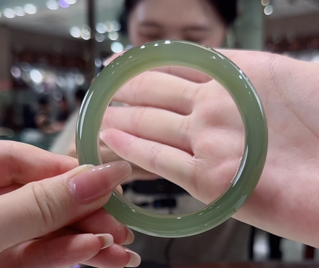 精品和田玉手镯湖水绿58+