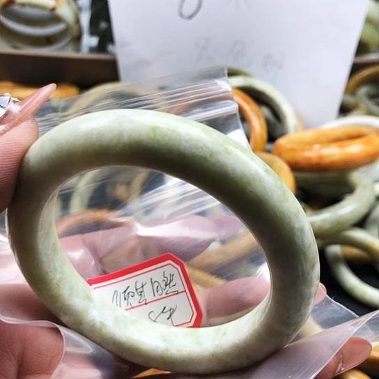 蛇纹石玉手镯未镶嵌顺***?