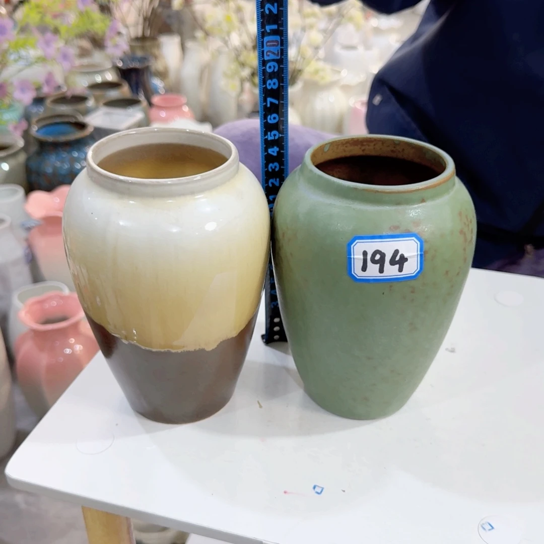 194号一对小花瓶高16厘米微瑕