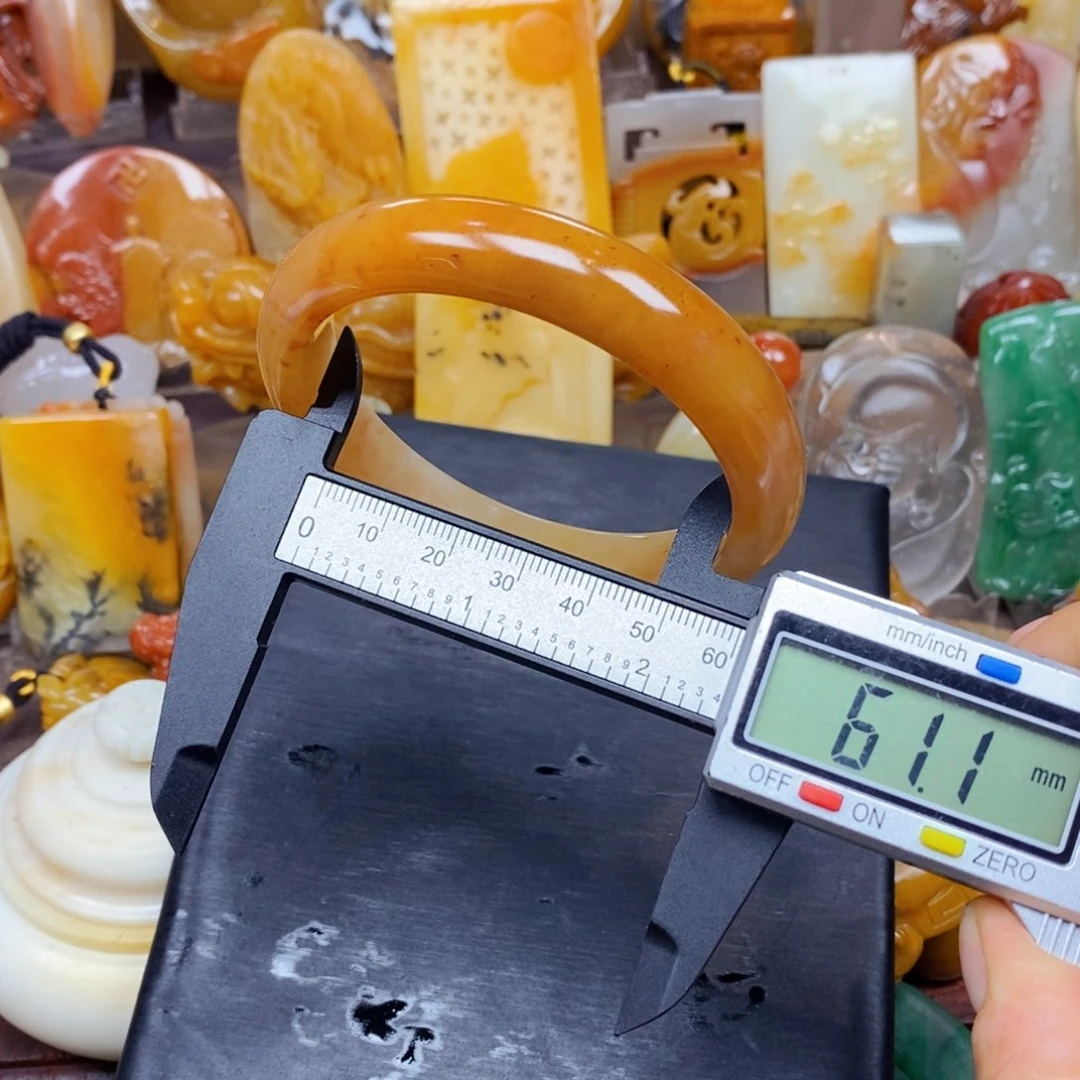 石英质玉（黄龙玉）颈饰未镶嵌