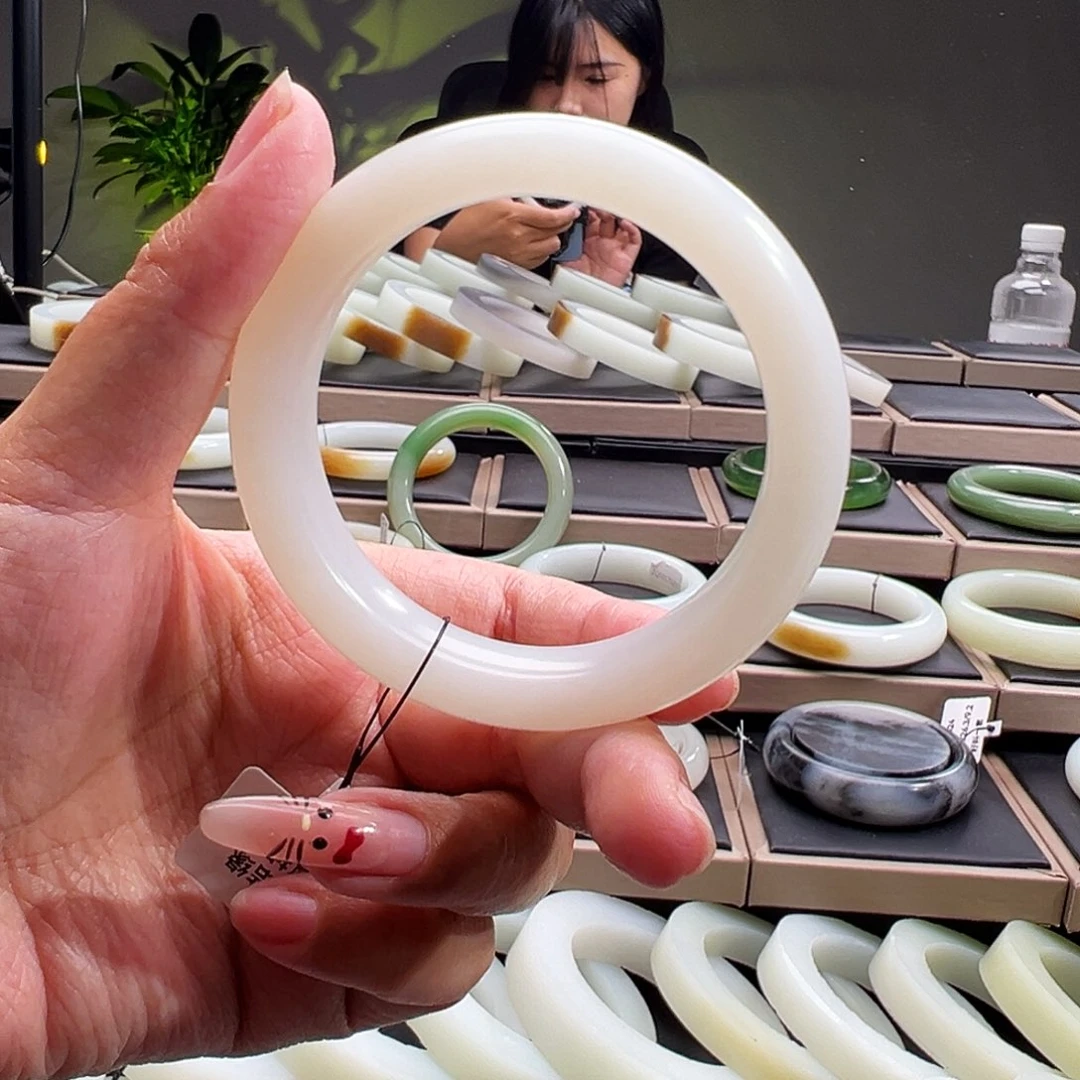 宛***若和田玉手镯未镶嵌