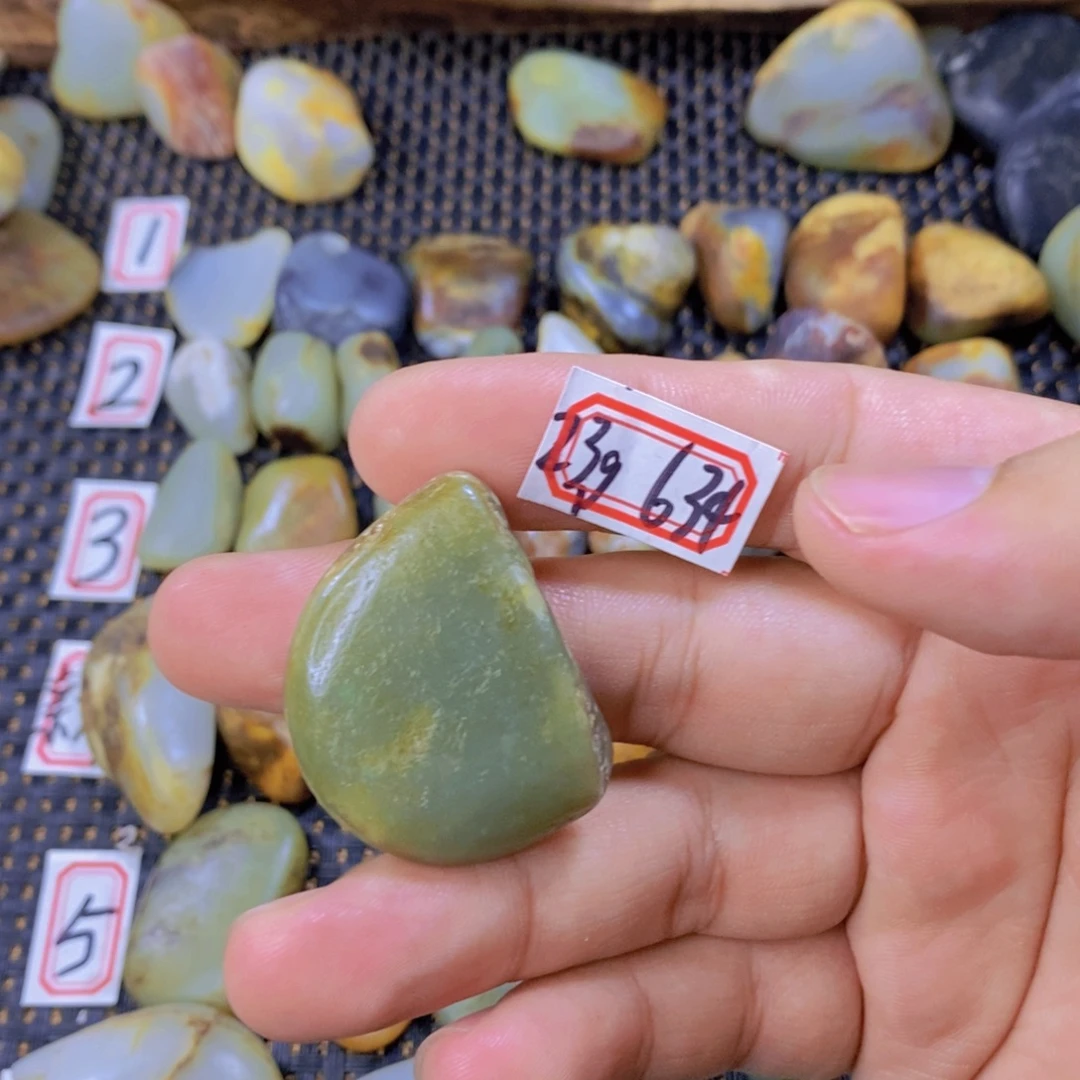 颈饰未镶嵌和田玉（糖玉）