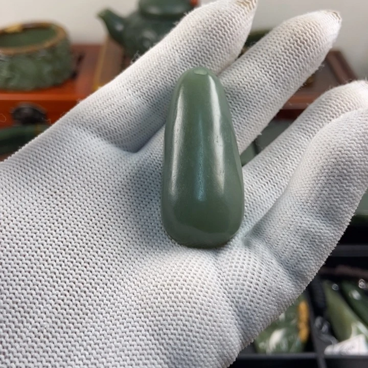 透闪石质玉未镶嵌吊坠(不含链)董**?