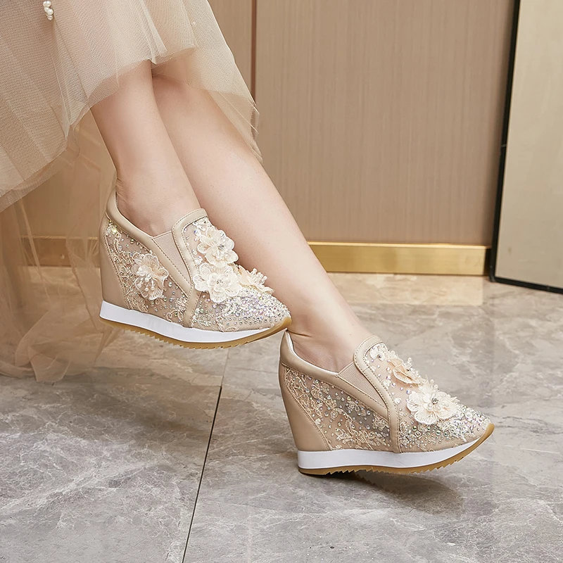 艾淇花朵网面透气内增高女鞋2025夏季新款舒适小个子一脚蹬休闲鞋