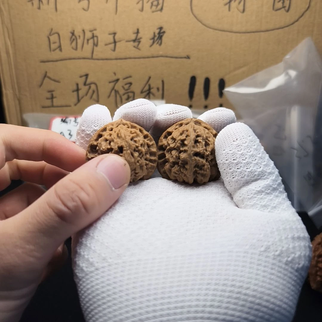文玩核桃吊坠白狮子