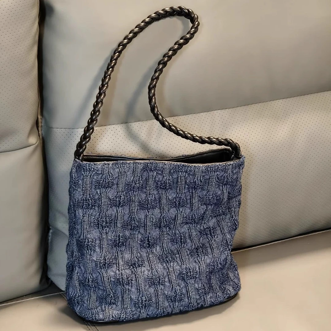 2025新款复古百搭腋下包小众牛仔褶皱手提水桶包通勤休闲单肩包潮