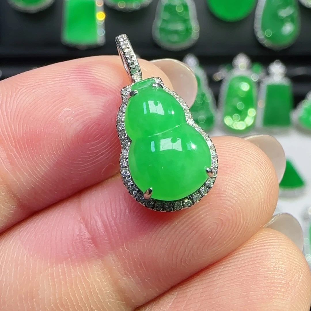 翡翠18K金镶嵌颈饰吊坠