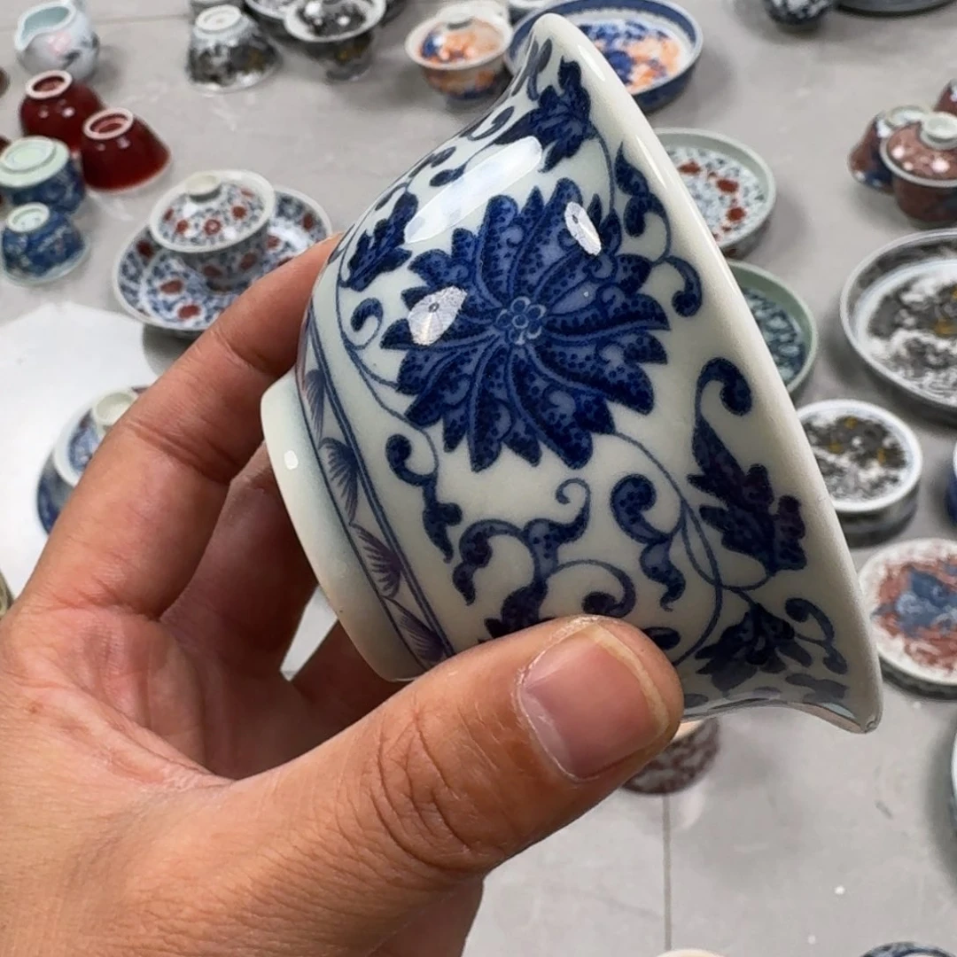 摆件青花缠枝莲大压手