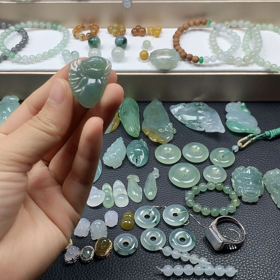 翡翠未镶嵌颈饰天使