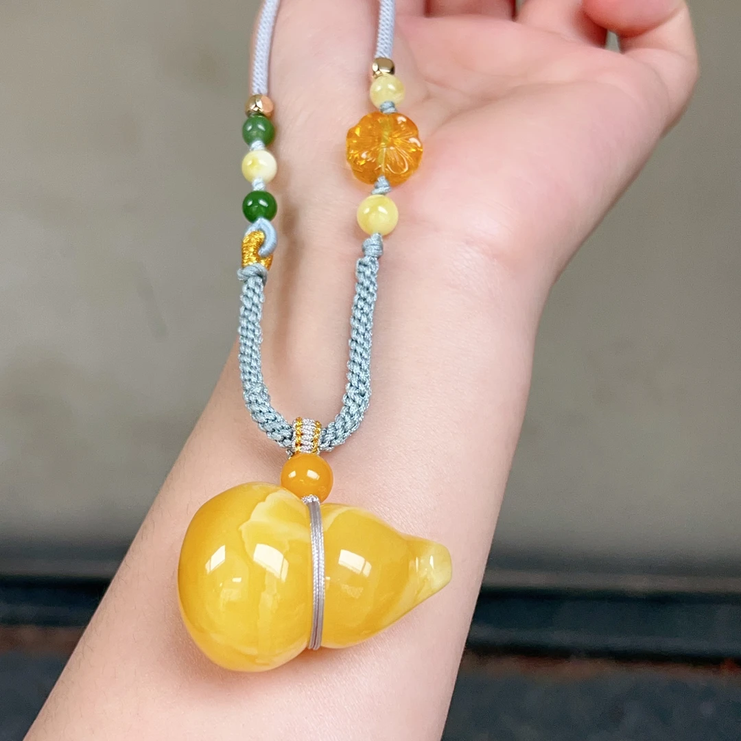 俄料鸡油黄飘花蜜蜡葫芦吊坠，无瑕，尺寸40～27～21mm，13.8克