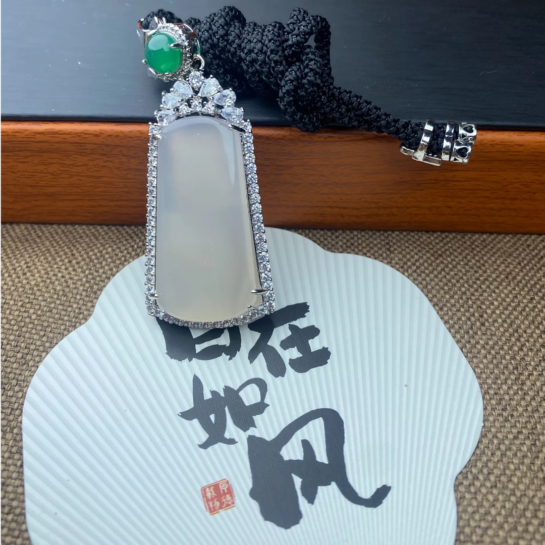 新款天然玛瑙玉髓精美时尚镶嵌无事牌挂件吊坠百搭项坠玉坠配饰