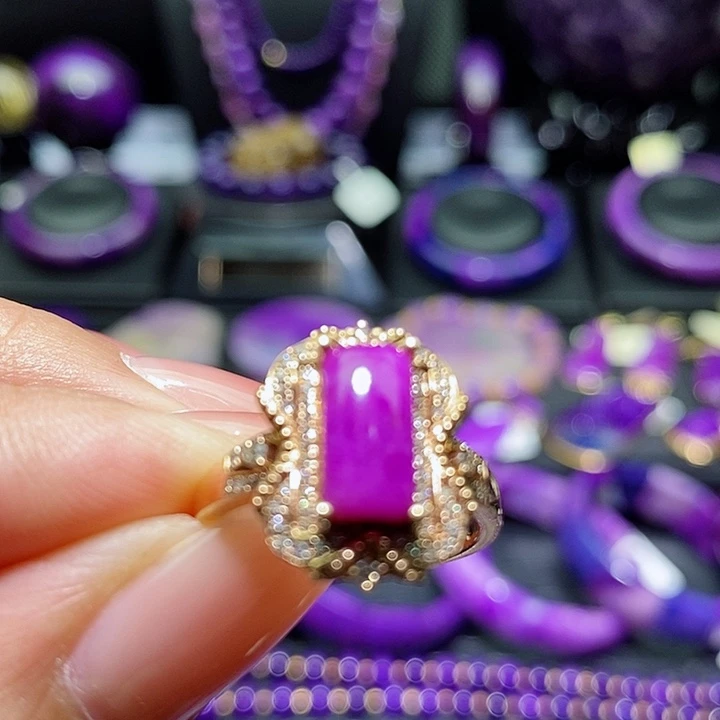 18K金镶嵌苏纪石（舒俱来）戒指