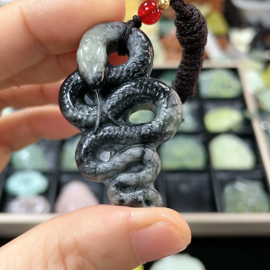 蛇纹石玉颈饰合金