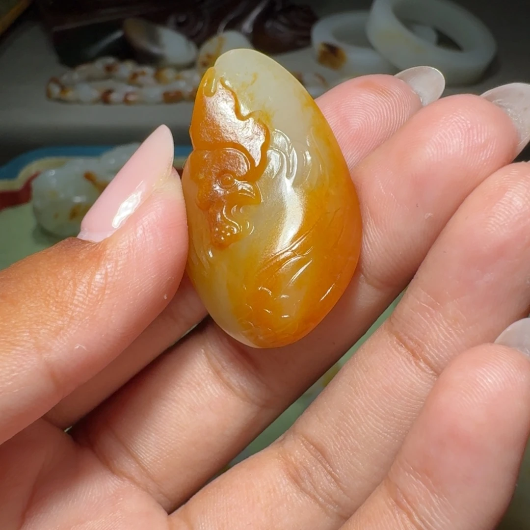 向***生和田玉未镶嵌颈饰