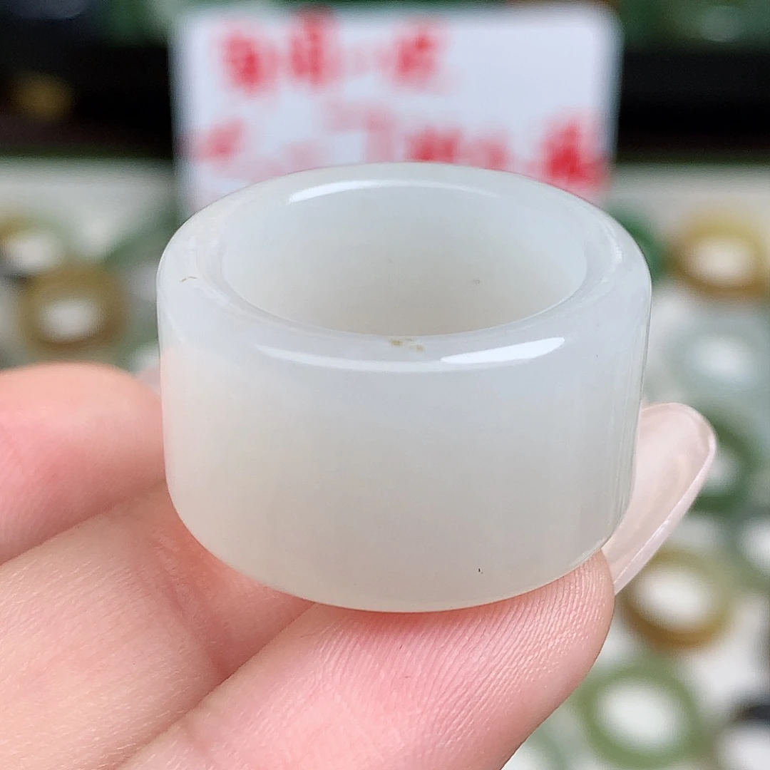 未镶嵌戒指和田玉