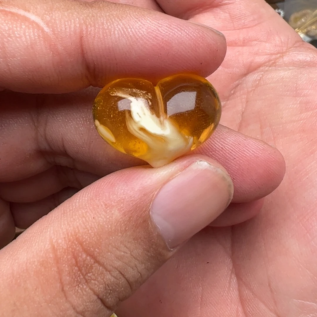 J***_琥珀未镶嵌裸石意境屁桃1.5打孔