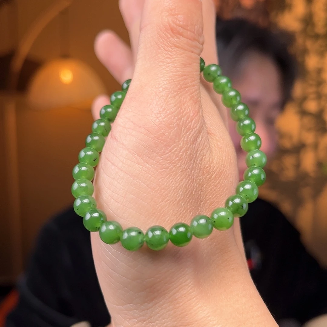 和田玉手串未镶嵌碧玉辣绿色带矿点