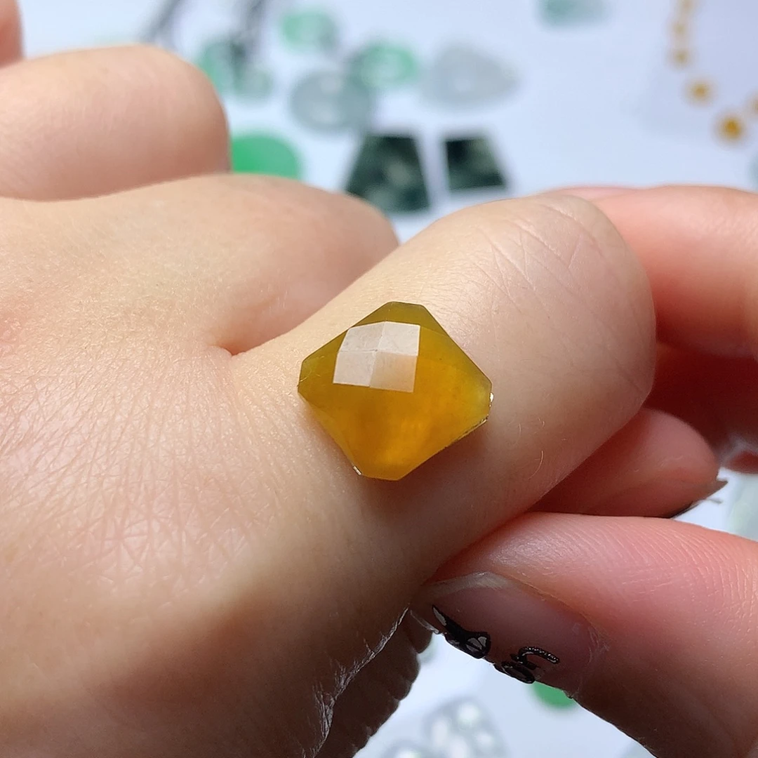 翡翠未镶嵌颈饰切割