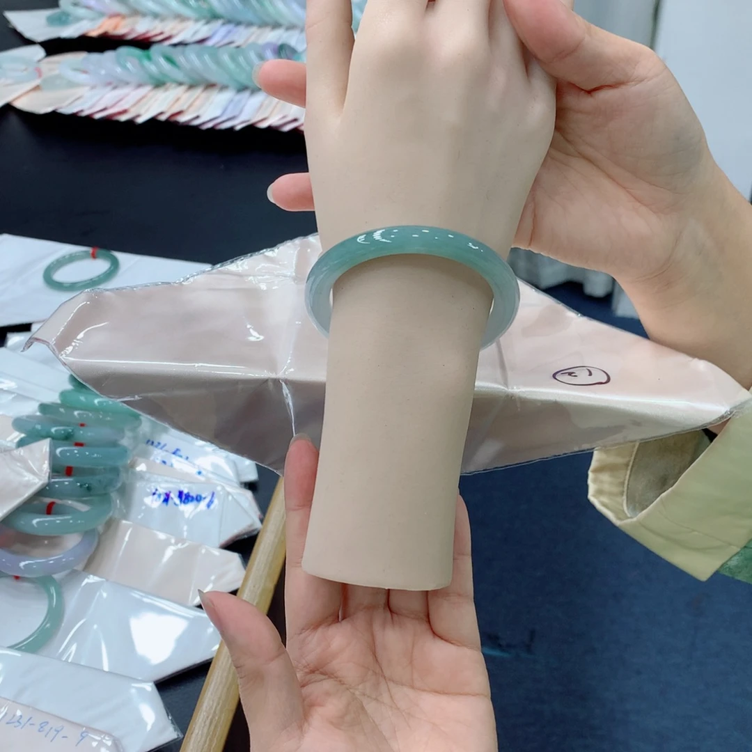 翡翠未镶嵌手镯48小时