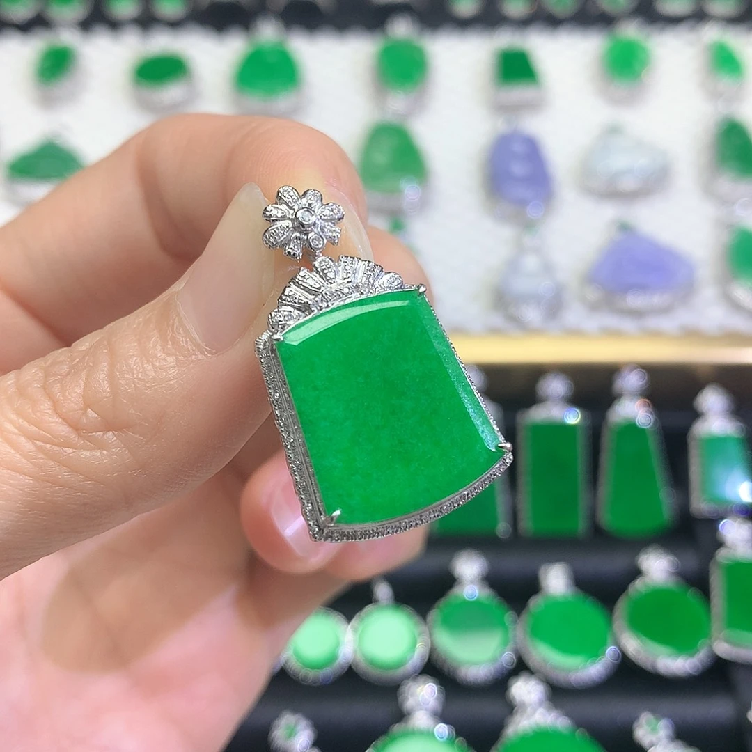 颈饰18K金镶嵌翡翠吊坠