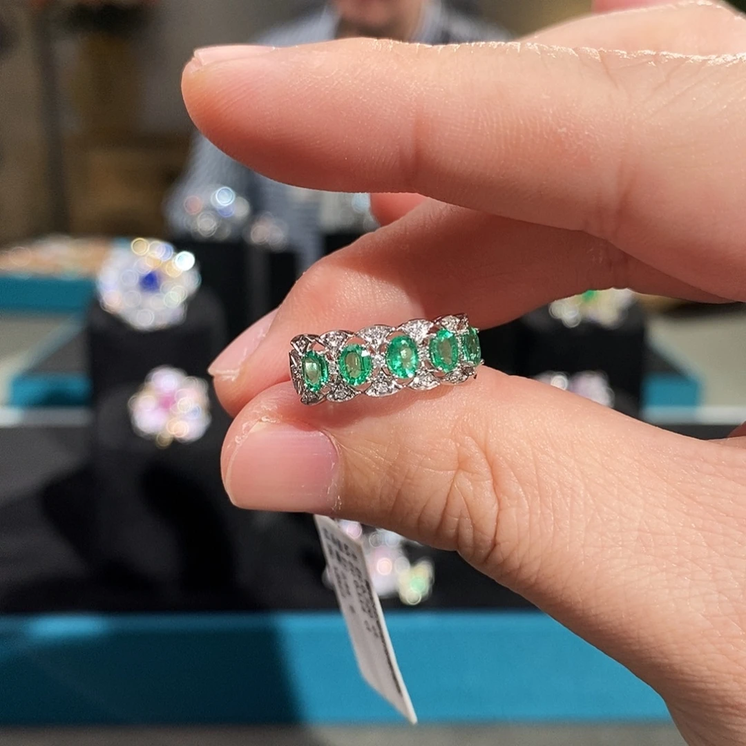 18K金镶嵌祖母绿戒指